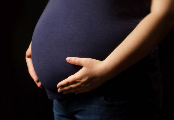 ألم أسفل البطن في الحمل | تشنج، ثقل، ضغط، مغص أسفل بطن الحامل