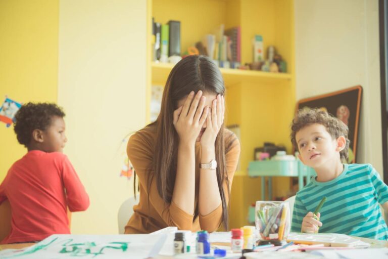 كيف تتصرف مع الطفل الذي لا يريد الإصغاء إلى المعلمة