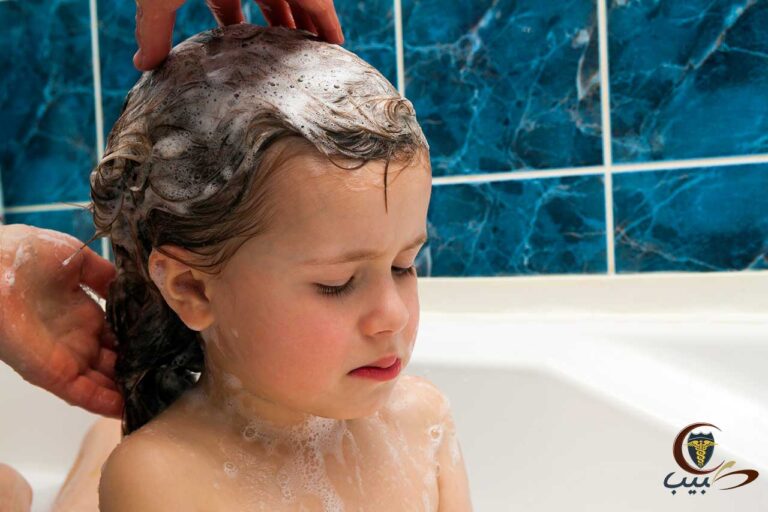 كيف تتصرف مع الطفل الذي لا يريد غسل شعره