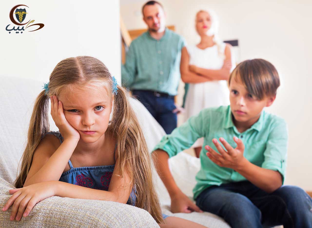 كيف تتصرف مع الطفل الذي لا يدع أخاه يشاهد برنامجه التلفزيوني