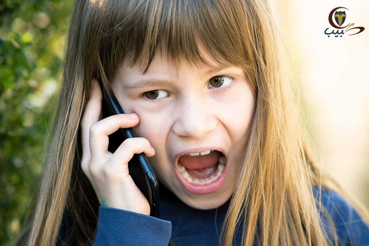 كيف تتصرف مع الطفل الذي لا يريد أن يتكلم مع والده على الهاتف
