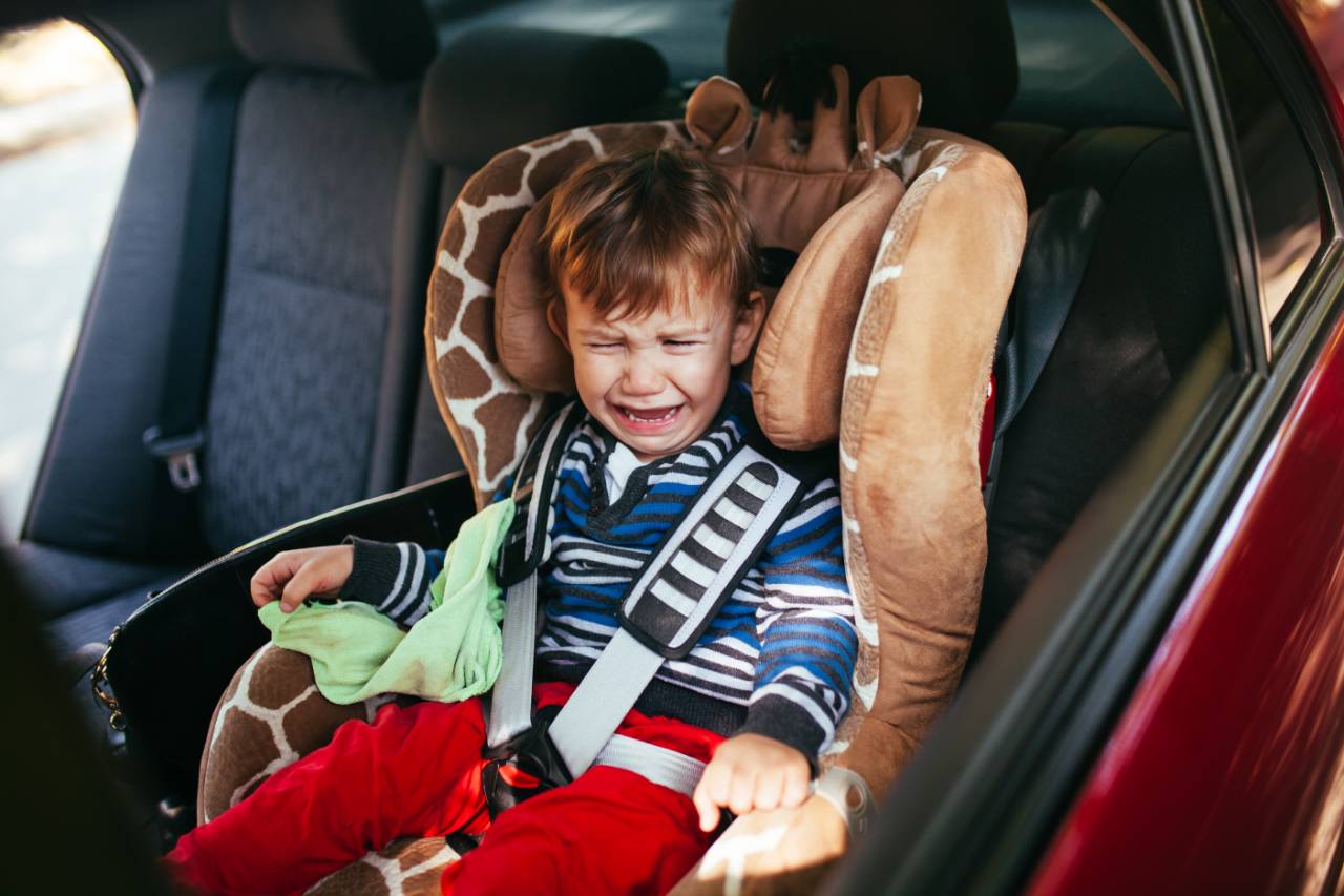 كيف تتصرف مع الطفل الذي لا يريد الجلوس في المقعد الخاص بالسيارة