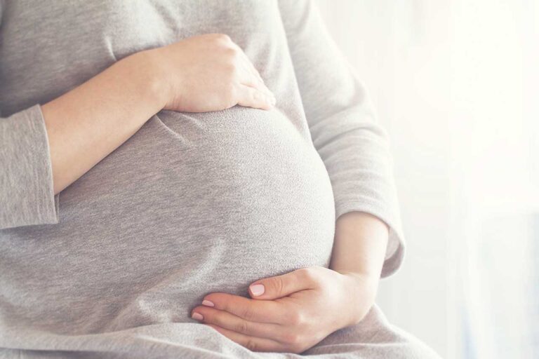 هل يمكن أن يشعر طفلي بيدي عندما ألمس بطني