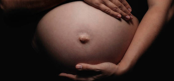 بروز سرة الحامل في الثلث الثاني من الحمل