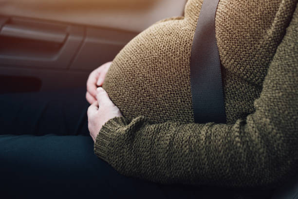 قيادة الحامل للسيارة واستخدام حزام الأمان