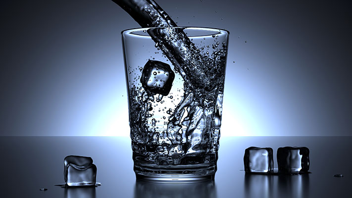 هل شرب الماء البارد بدل الماء الفاتر من الطرق الفعالة في تخفيف الوزن؟